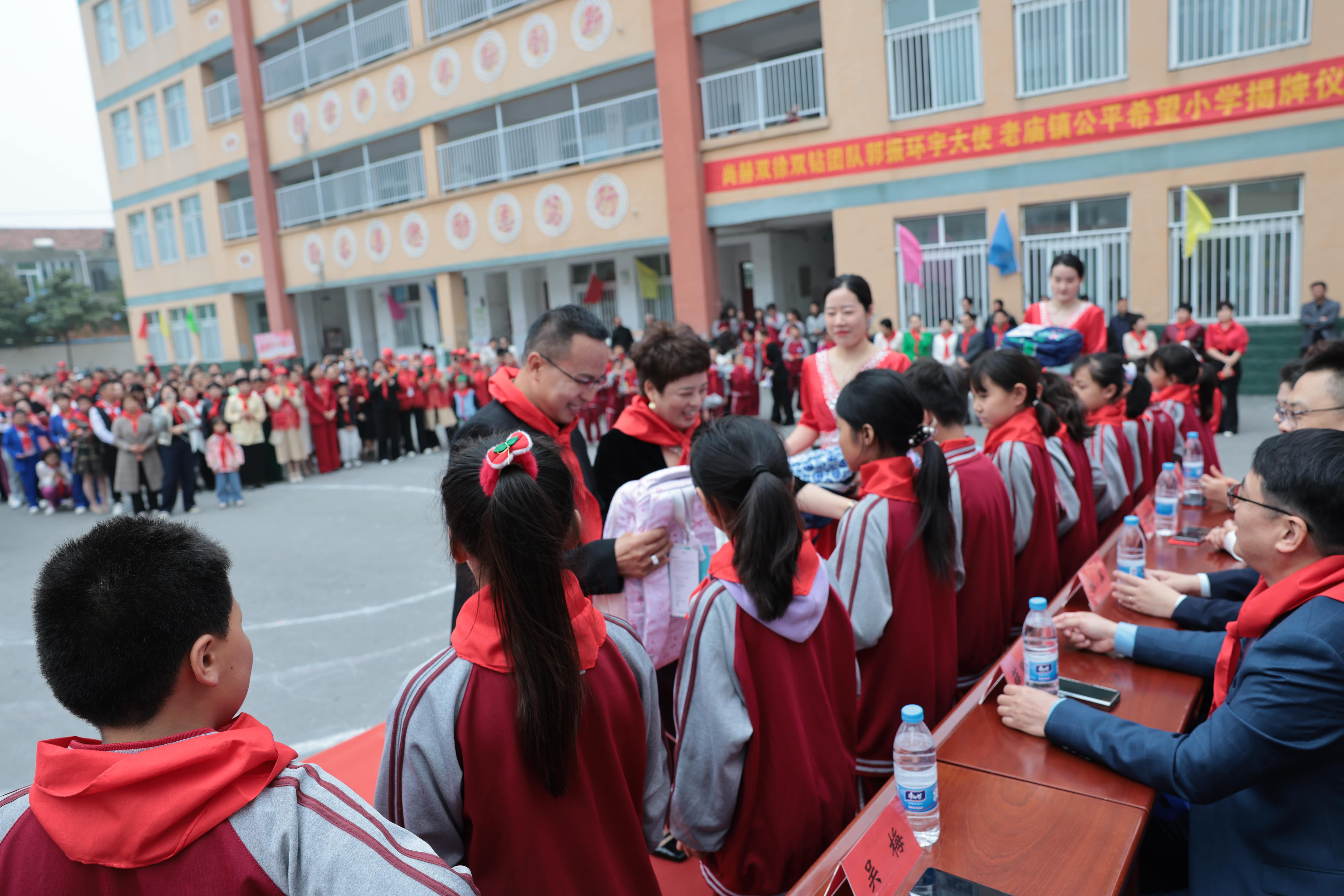 在爱意的“双向奔赴”中丨第249所米兰体育-米兰(中国)官网
公益学校揭牌